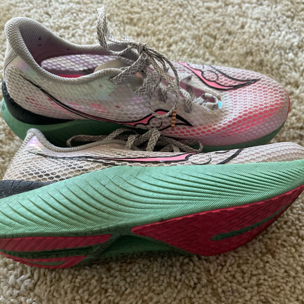 Endorphins Saucony Pink and Gray Athletic Running shoes - Picture 4 of 7